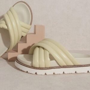 Oasis Society Grace Puffed Strap Slides. Size: 8.5.